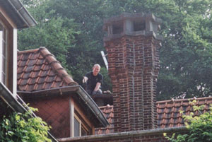 Professioneel schoorsteenvegen en reinigen van verwarmingsketels en branders met aflevering van wettelijke attesten
