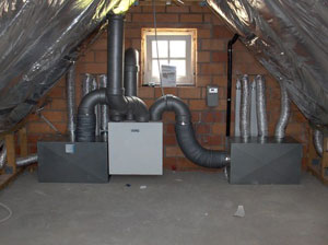 Ventilatie systeem D: mechanische toevoer en mechanische afvoer. Er zijn meer ventilatoren nodig dan bij systeem B of C, maar de warmte uit de afvoerlucht kan gebruikt worden om de toevoerlucht op de warmen.